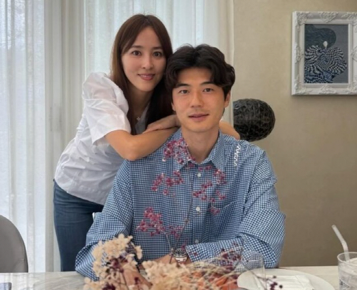  'Daddy like a constant fool' Han Hye-jin ♥ Ki Sung-yong celebrates his 12th wedding anniversary with his daughter
