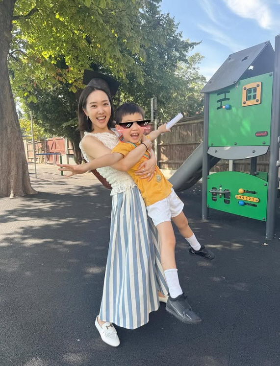  'Park Ji Sung ♥' Kim Min Ji 'Congratulations on your son's graduation...'I've loved you since you were as big as a bean'