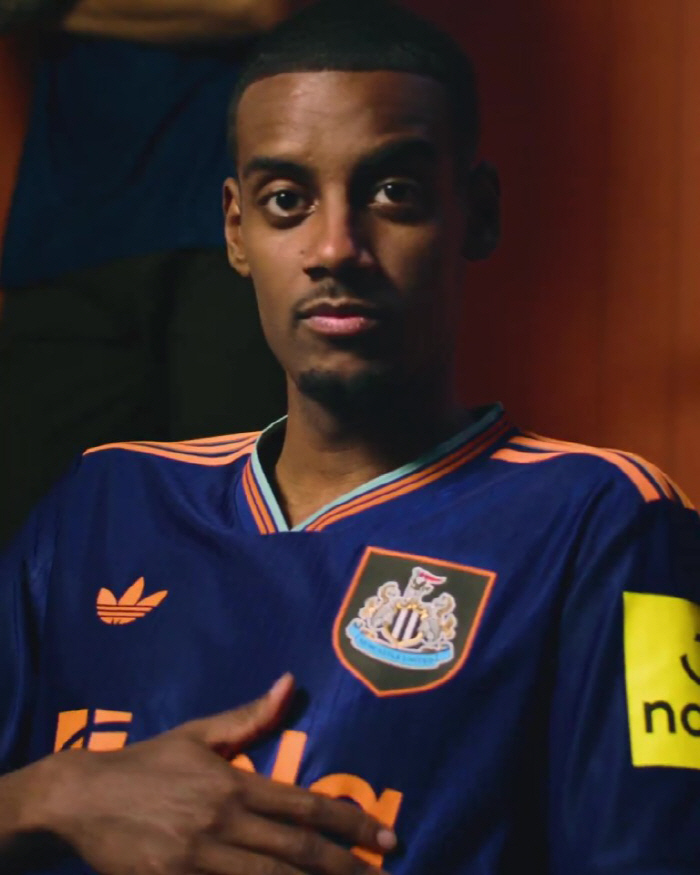 There's such a crazy club! Newcastle to post Rising Sun Flag and recruit prospects...You're not coming to Korea tour, are you?→Delete the video  official apology