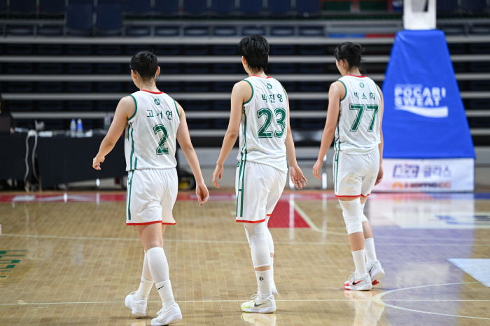  Hana Bank lost to Tokyo Haneda by 33 points.  Go Seo-yeon, Park So-hee's struggle. Limitations of a 6-person rotation