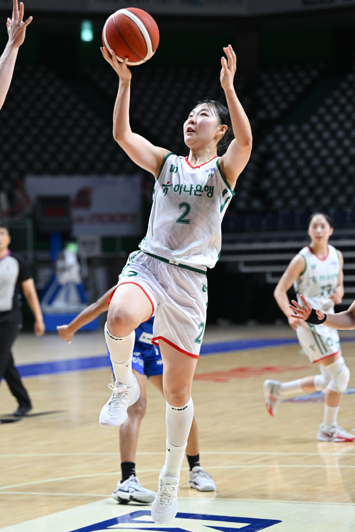  Hana Bank lost to Tokyo Haneda by 33 points.  Go Seo-yeon, Park So-hee's struggle. Limitations of a 6-person rotation