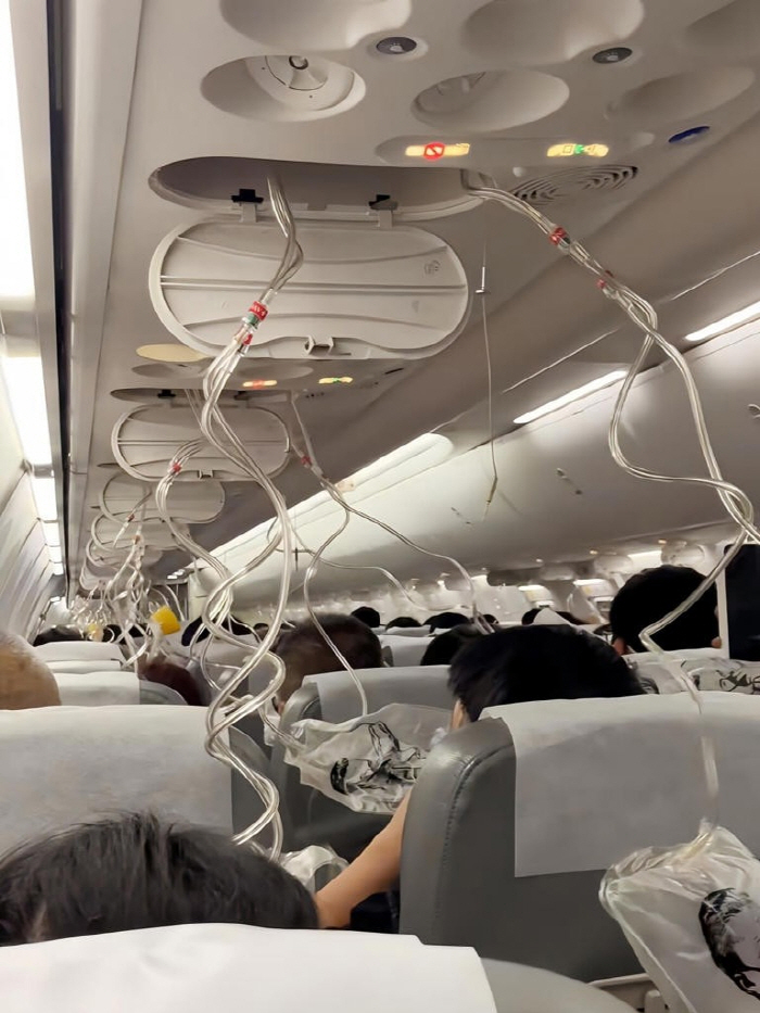Airplane plunges at an altitude of 10,000m...Passengers' wills and bank passwords are sent to their families