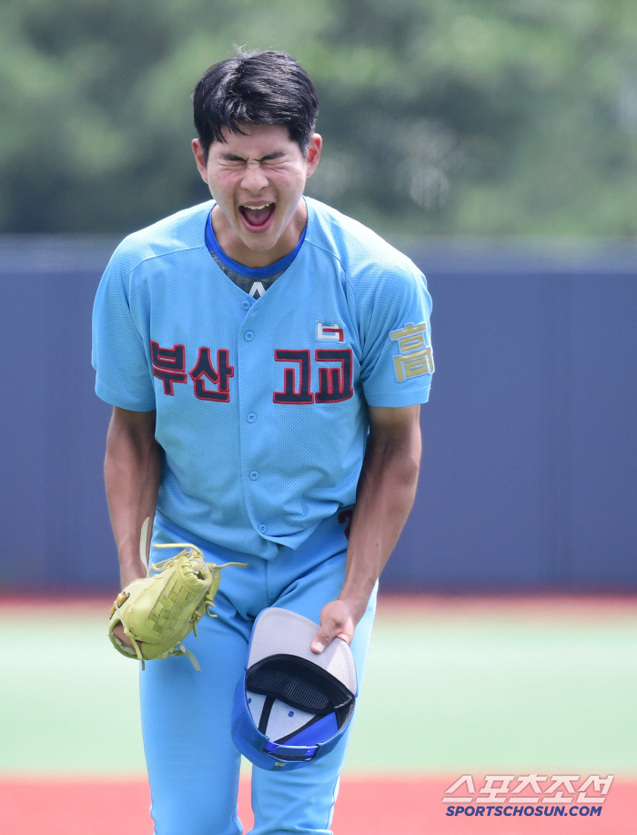 Are you in your second year of high school? Ha Hyun-seung Ohtani of Busan High School, who enjoyed the thrilling match, saved four innings (Cheongryonggi site) with strong pitching and hitting