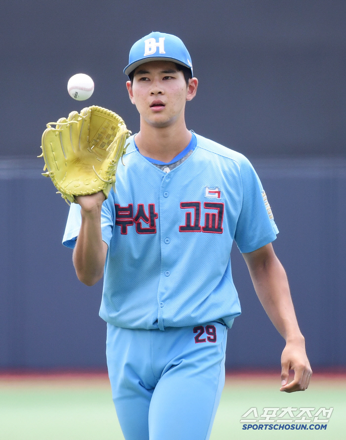 Are you in your second year of high school? Ha Hyun-seung Ohtani of Busan High School, who enjoyed the thrilling match, saved four innings (Cheongryonggi site) with strong pitching and hitting