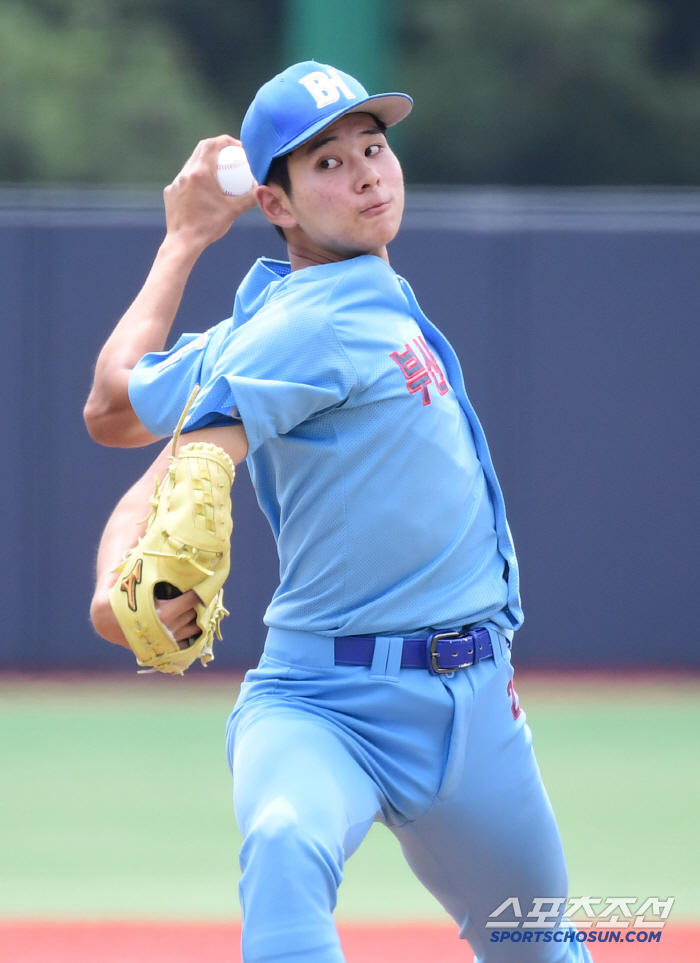 Are you in your second year of high school? Ha Hyun-seung Ohtani of Busan High School, who enjoyed the thrilling match, saved four innings (Cheongryonggi site) with strong pitching and hitting