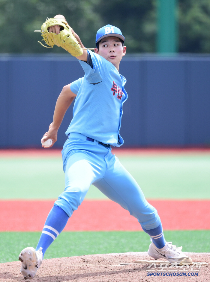 Are you in your second year of high school? Ha Hyun-seung Ohtani of Busan High School, who enjoyed the thrilling match, saved four innings (Cheongryonggi site) with strong pitching and hitting