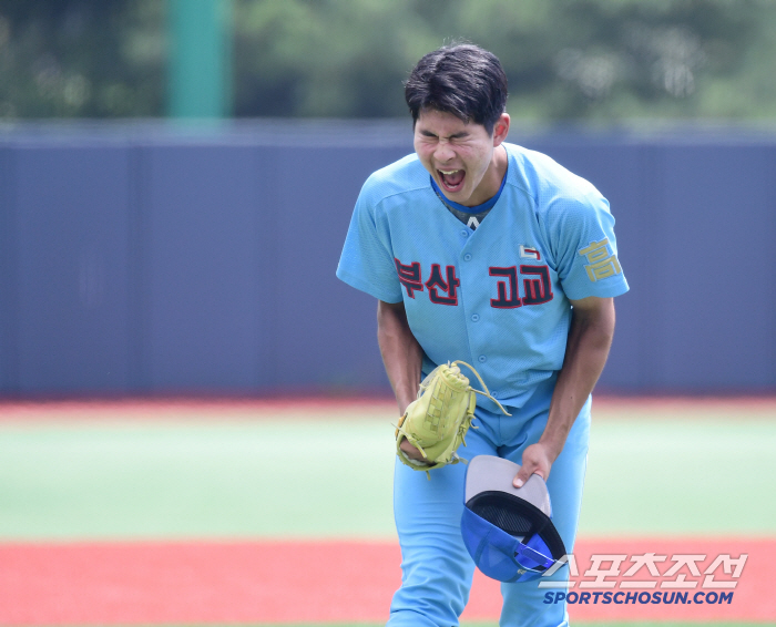 Are you in your second year of high school? Ha Hyun-seung Ohtani of Busan High School, who enjoyed the thrilling match, saved four innings (Cheongryonggi site) with strong pitching and hitting