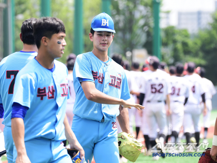 Are you in your second year of high school? Ha Hyun-seung Ohtani of Busan High School, who enjoyed the thrilling match, saved four innings (Cheongryonggi site) with strong pitching and hitting