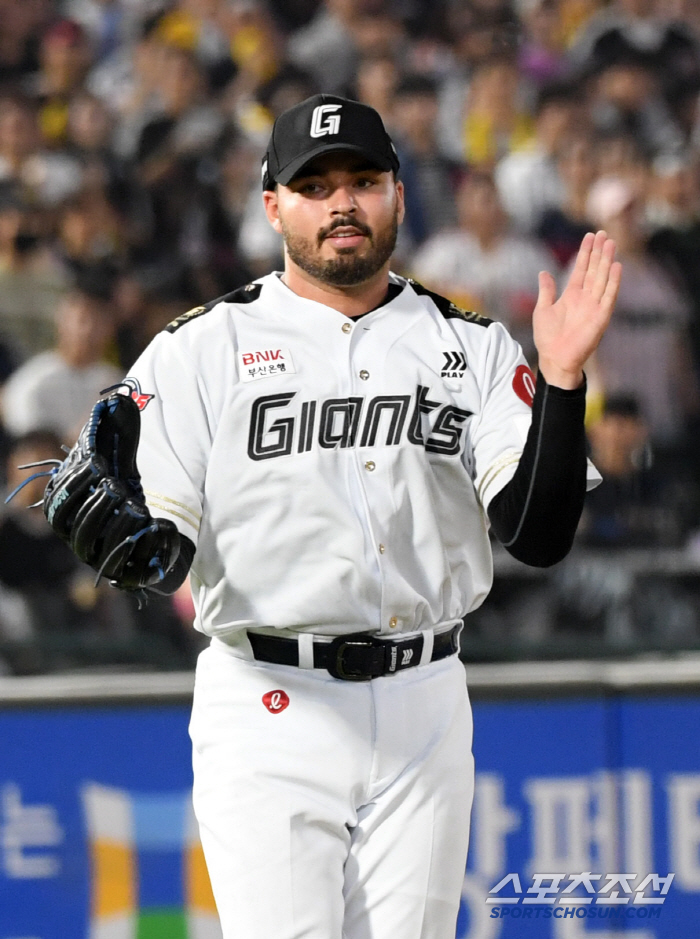 Average 153km banging ABS optimization? 5.6 → 2.8 walks per 9 innings, reduced number of pitches...Lotte's lucky foreigners, going to Korea was a blessing 