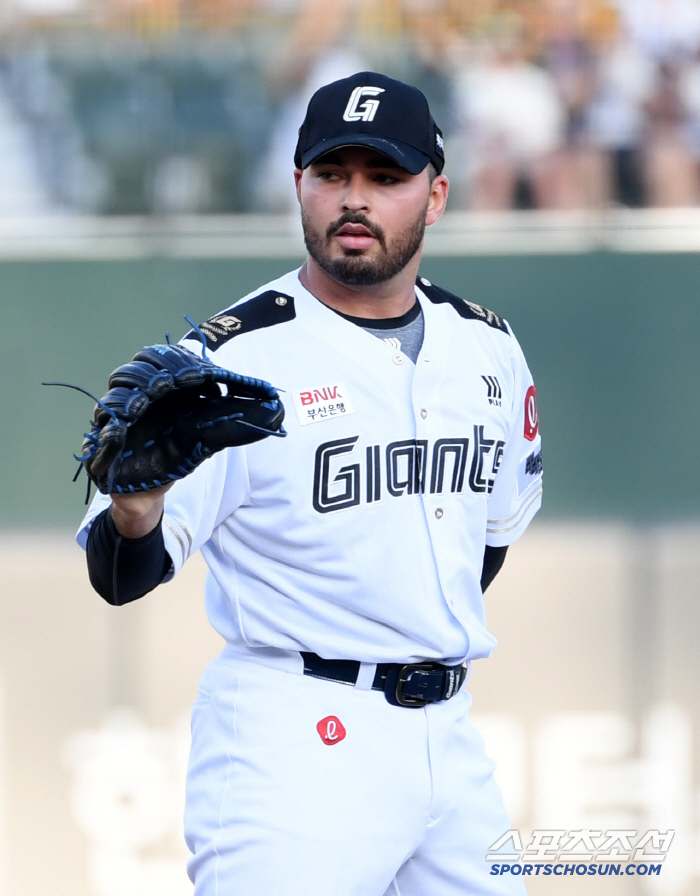 Average 153km banging ABS optimization? 5.6 → 2.8 walks per 9 innings, reduced number of pitches...Lotte's lucky foreigners, going to Korea was a blessing 