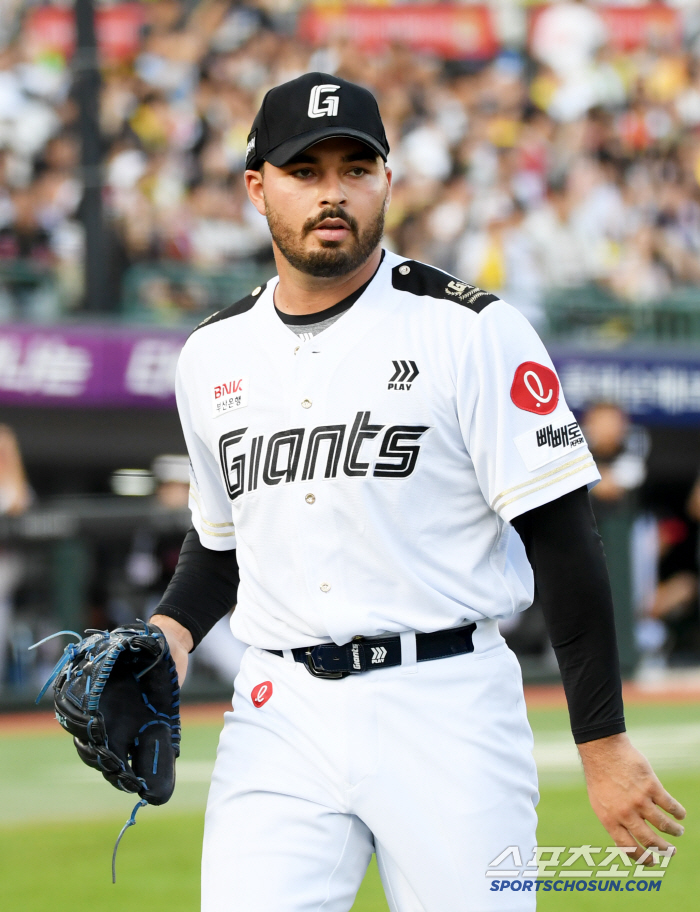 Average 153km banging ABS optimization? 5.6 → 2.8 walks per 9 innings, reduced number of pitches...Lotte's lucky foreigners, going to Korea was a blessing 