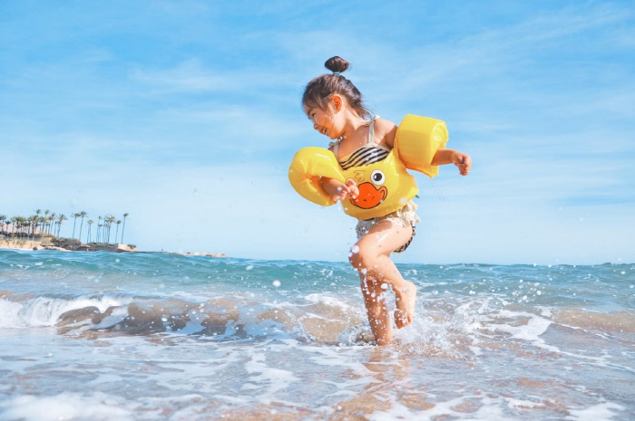 Child's Eye Sickness After Vacation, Possible Corneal Burns