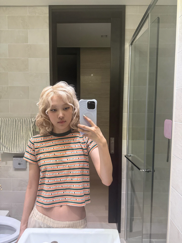 The flower of selfies is the bathroom...Rosé, you look lovely even when you're half awake