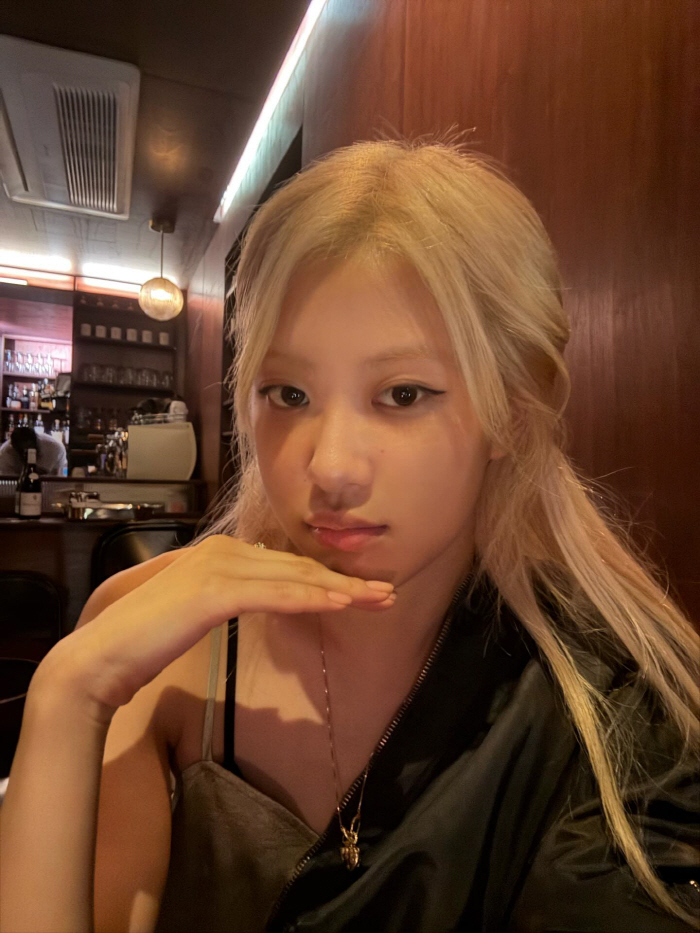 The flower of selfies is the bathroom...Rosé, you look lovely even when you're half awake