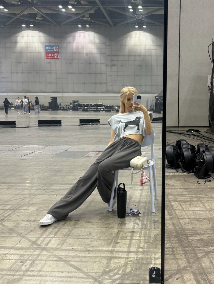 The flower of selfies is the bathroom...Rosé, you look lovely even when you're half awake