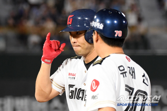 The game against LG is not always easy, so the third-place shot was kept by a 39-year-old veteran's bat. That's why I'm still the fourth hitter. not to miss a real pitch 