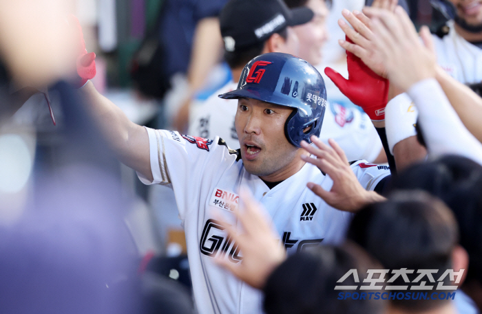 The game against LG is not always easy, so the third-place shot was kept by a 39-year-old veteran's bat. That's why I'm still the fourth hitter. not to miss a real pitch 