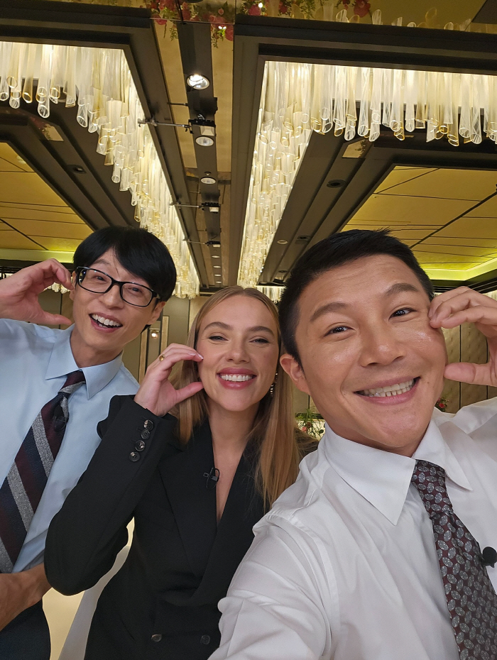 Han-soon is coming...Scarlett Johansson, Yoo Jaeseok, Jo Seho, and K-heart pose. Click