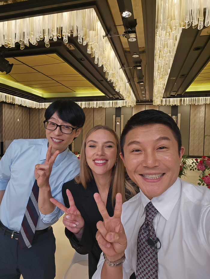 Han-soon is coming...Scarlett Johansson, Yoo Jaeseok, Jo Seho, and K-heart pose. Click