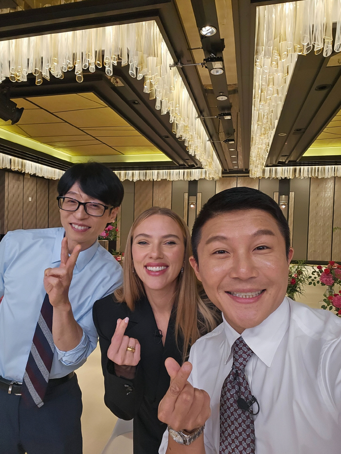 Han-soon is coming...Scarlett Johansson, Yoo Jaeseok, Jo Seho, and K-heart pose. Click