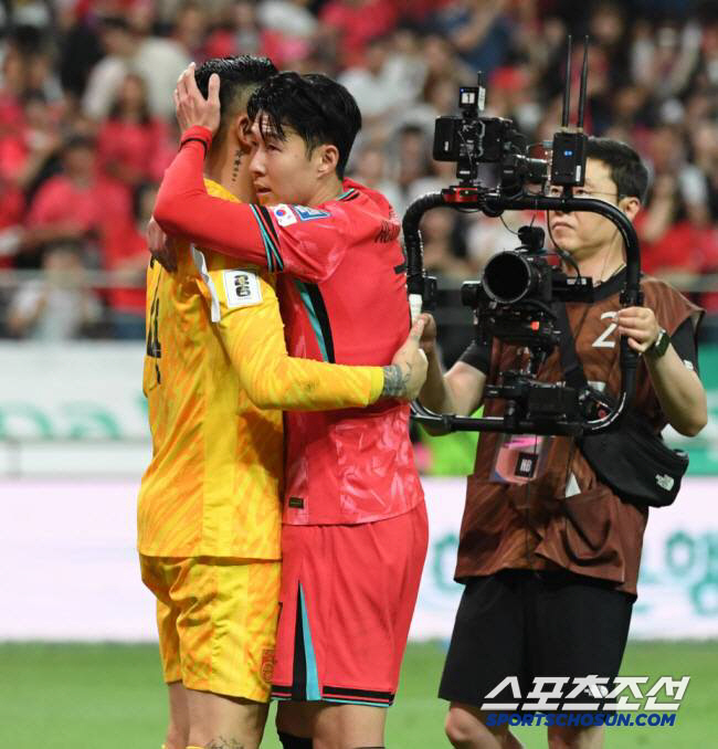 Hello, Chinese goalkeeper Son Heung-min hugs Wolfo, hinting at retirement at 37 years old without stepping on the World Cup