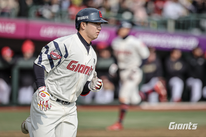 I can't play in the first team yet... A fourth-year military outfielder who disappointed Kim Tae-hyung, will it be different in the second half of the year? It's a good start. 
