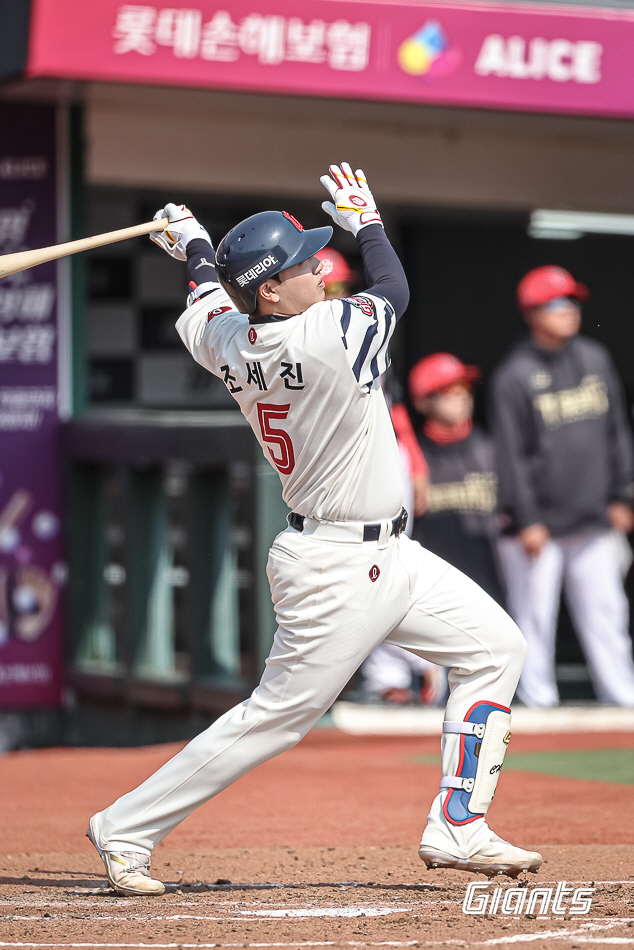I can't play in the first team yet... A fourth-year military outfielder who disappointed Kim Tae-hyung, will it be different in the second half of the year? It's a good start. 
