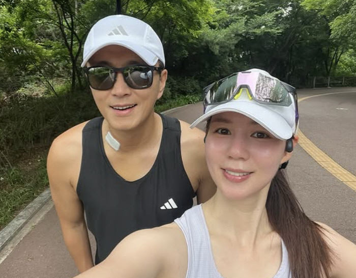 Jin Tae-hyun, it's only been a week since cancer surgery, and you're already rehabilitating...♥With Park Si-eun 