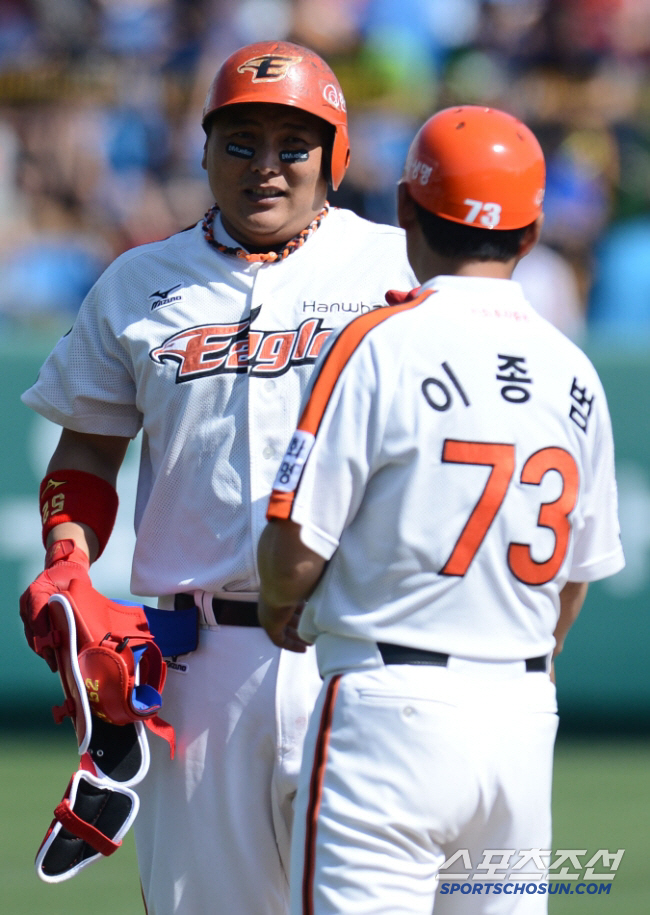 Korean baseball Lee Jong-beom, who was overturned in entertainment, is not alone to be criticized, and the players who contacted him to become coaches are accomplices