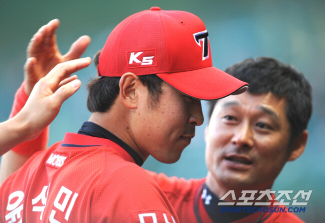 Korean baseball Lee Jong-beom, who was overturned in entertainment, is not alone to be criticized, and the players who contacted him to become coaches are accomplices