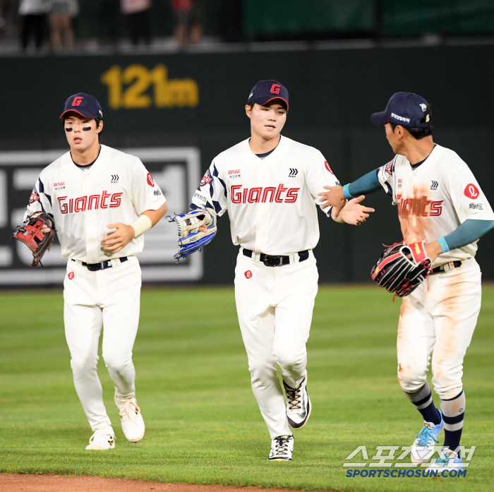 Lotte is finally tied for second place. Lee Min-seok appears to be No. 1 with 6.2 scoreless innings of life pitching  Jeon Jun-woo two-run double, overpowering LG 2-0 