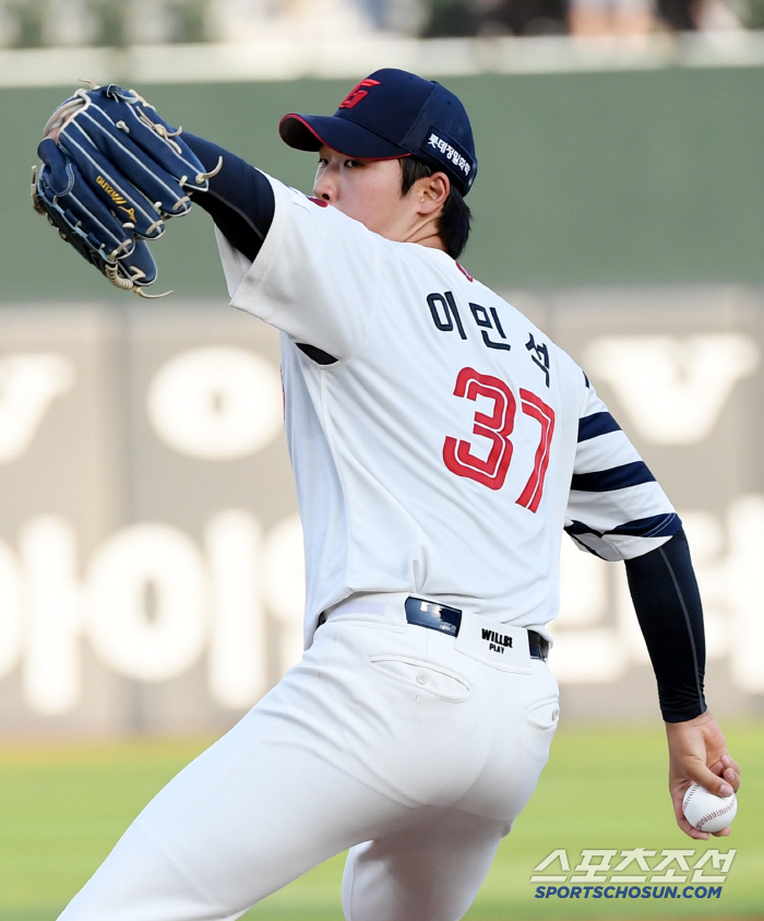 Lotte is finally tied for second place. Lee Min-seok appears to be No. 1 with 6.2 scoreless innings of life pitching  Jeon Jun-woo two-run double, overpowering LG 2-0 