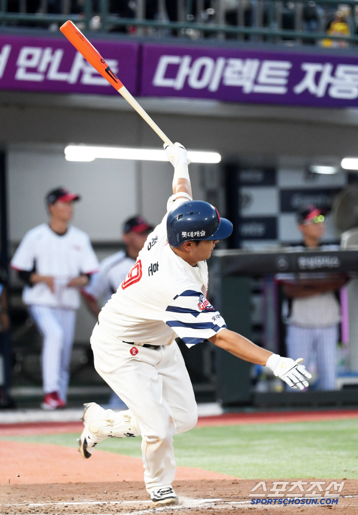 Lotte is finally tied for second place. Lee Min-seok appears to be No. 1 with 6.2 scoreless innings of life pitching  Jeon Jun-woo two-run double, overpowering LG 2-0 