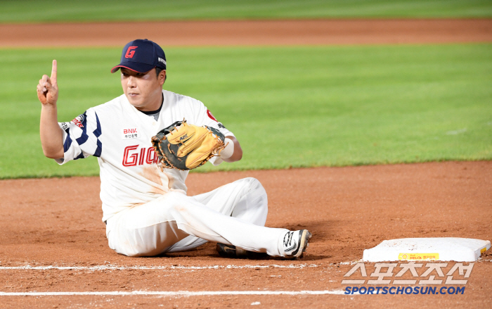 Lotte is finally tied for second place. Lee Min-seok appears to be No. 1 with 6.2 scoreless innings of life pitching  Jeon Jun-woo two-run double, overpowering LG 2-0 