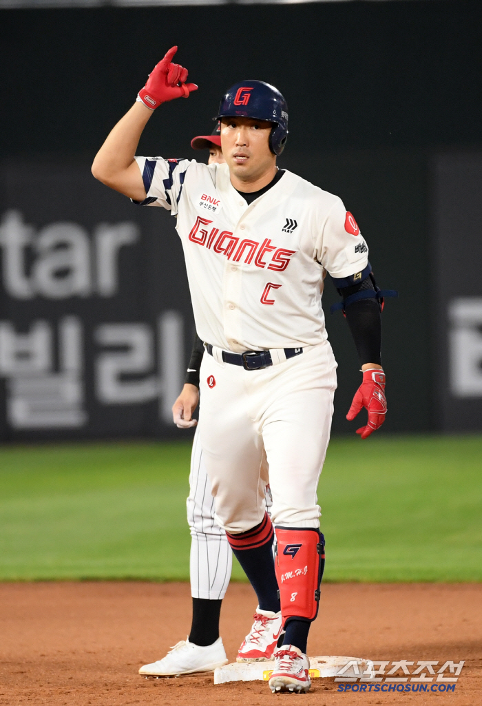 Lotte is finally tied for second place. Lee Min-seok appears to be No. 1 with 6.2 scoreless innings of life pitching  Jeon Jun-woo two-run double, overpowering LG 2-0 