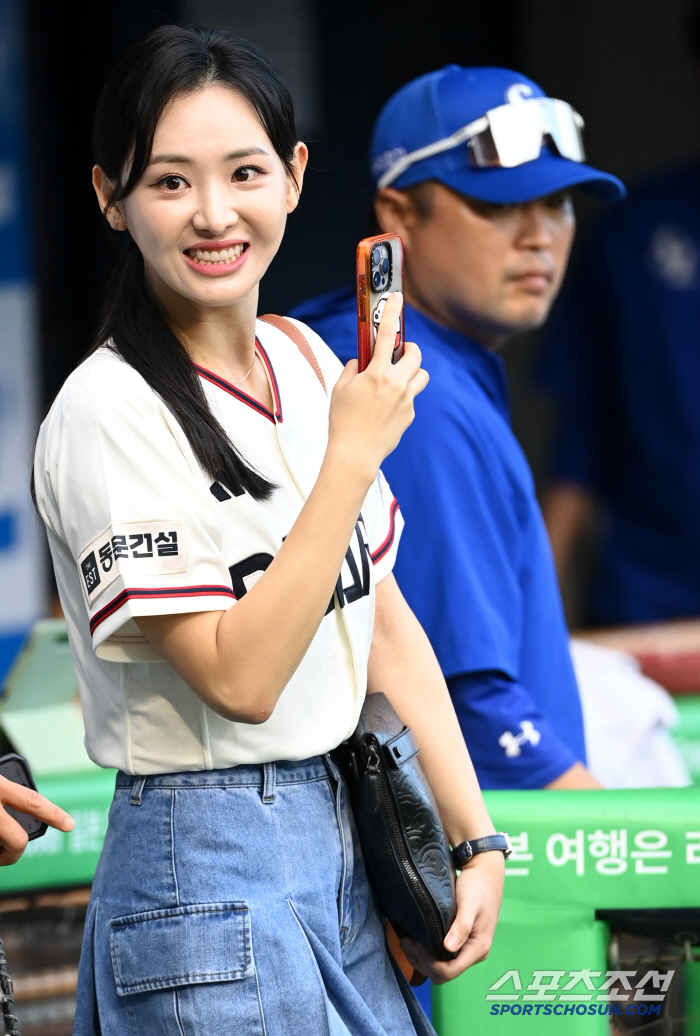  Announcer Kim Dayoung is filming her husband Bae Sungjae's first pitch fan cam
