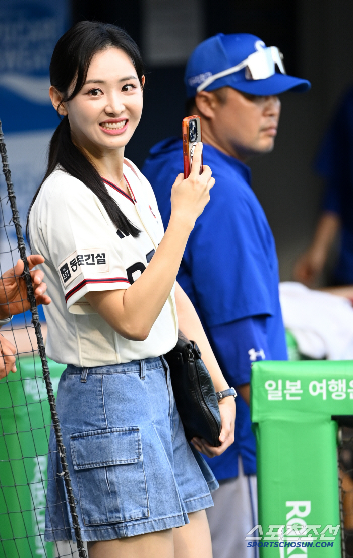  Announcer Kim Dayoung is filming her husband's first pitch fan cam