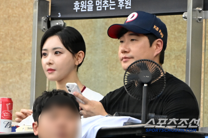  Bae Sung-jae and Kim Dayoung couple went out to the ballpark