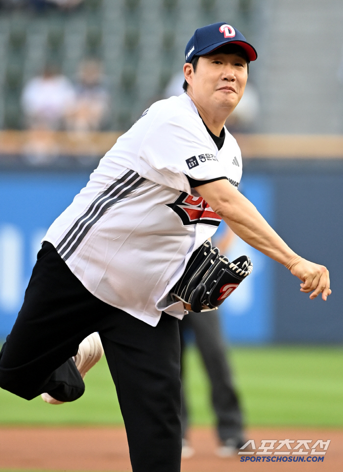  Bae Sung-jae, Bears' real fan's first pitch