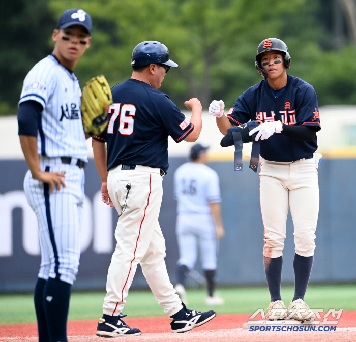  Baek Ji-jin of Seongnam High School has a two-run triple in the first place