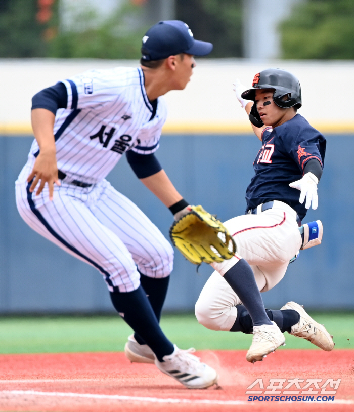  Baek Ji-jin of Seongnam High School has a two-run triple in the first place