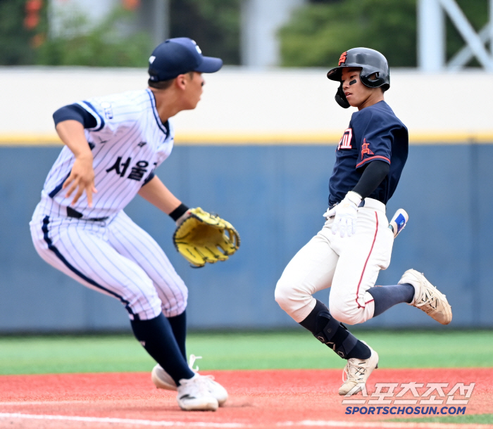  Baek Ji-jin of Seongnam High School hit a two-run triple in the first place