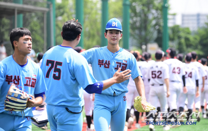  Busan High School's Ha Hyun-seung made it to the round of 16 by catching a commercial