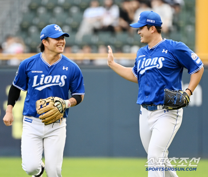  Choi Won-tae, Ryu Ji-hyuk with a big smile on defense