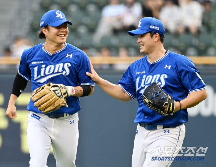  Choi Wontae, Ryu Jihyuk and a smiley face