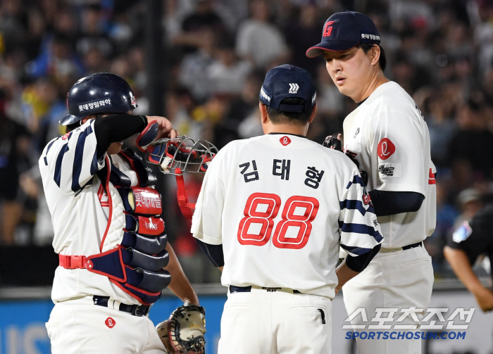  Director Kim Tae-hyung encourages information and Kim Won-joong