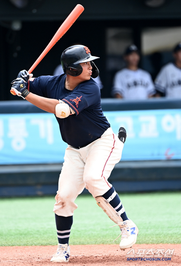  Director Lee Ho-joon's son Lee Dong-wook has a similar batting form