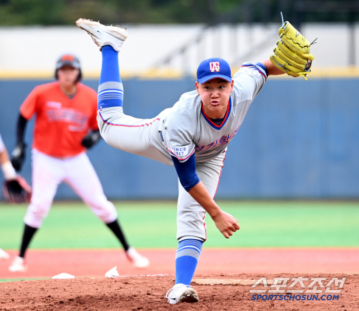  Gyeonggi Air High School's Yang Woo-jin's hard throw