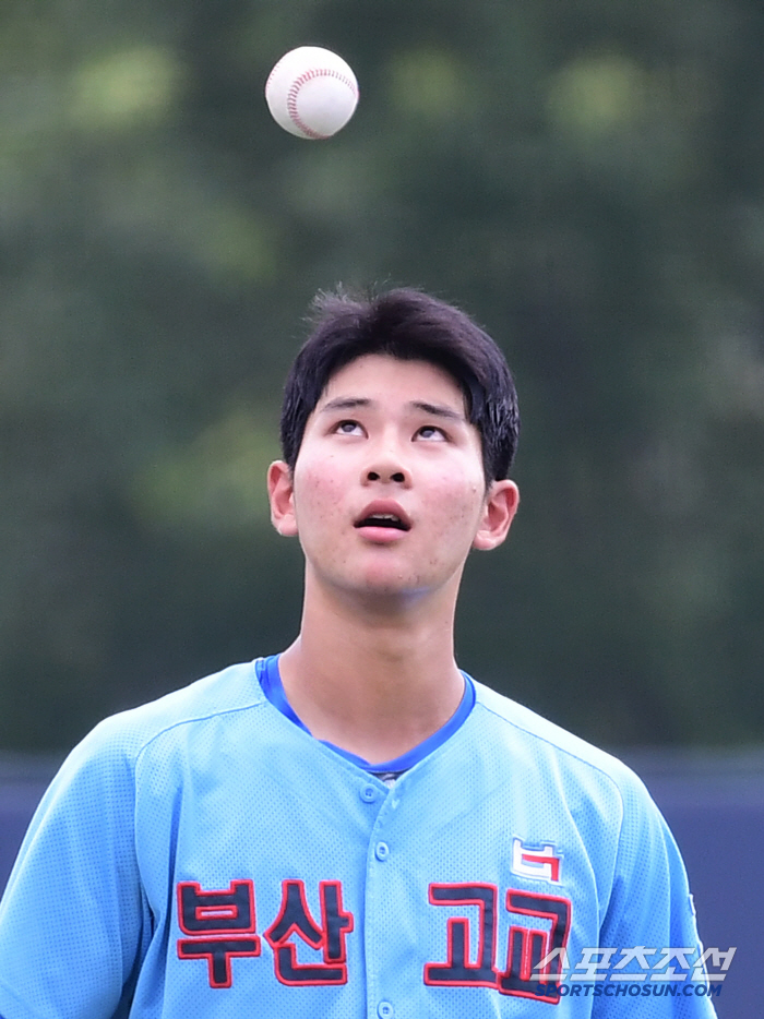 Ha Hyun-seung of Busan High School pitched 4 innings to lead the Blue Dragon to the round of 16