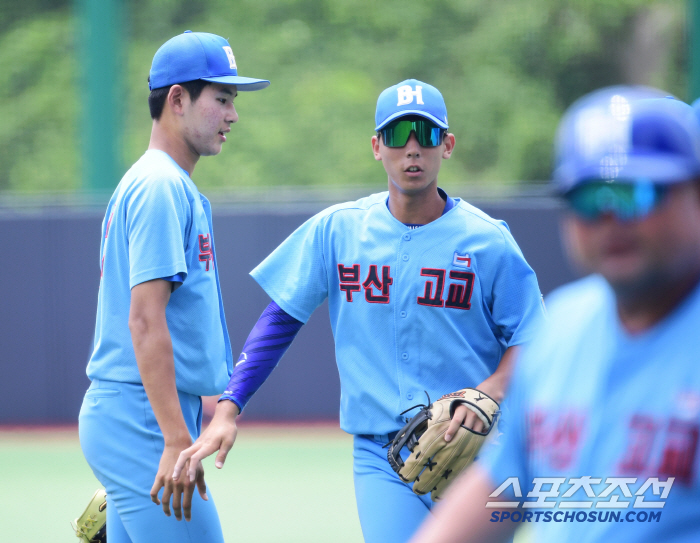  Ha Hyunseung from Busan High School calmly ends the inning